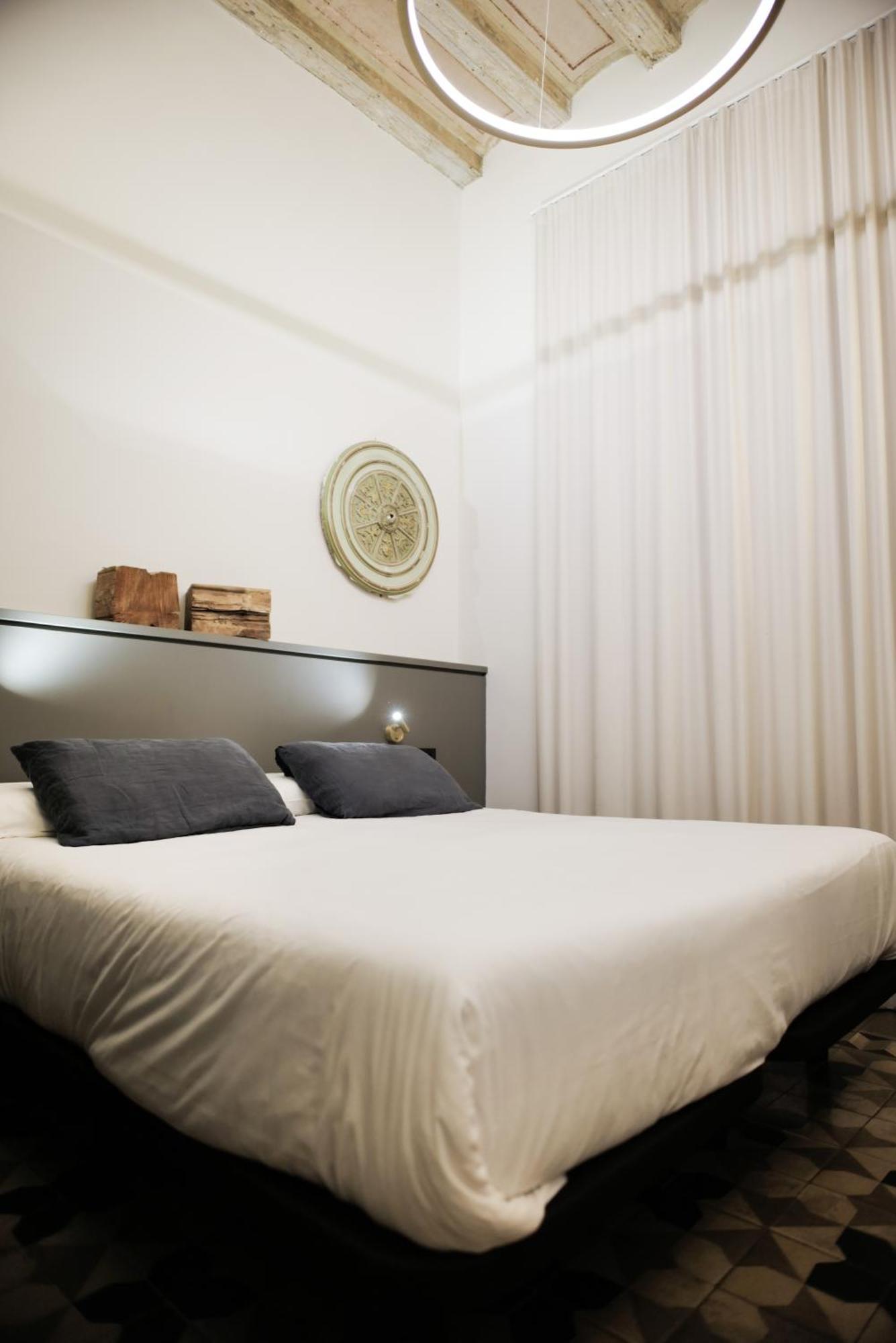 ברצלונה Hostal Porxos Garden מראה חיצוני תמונה